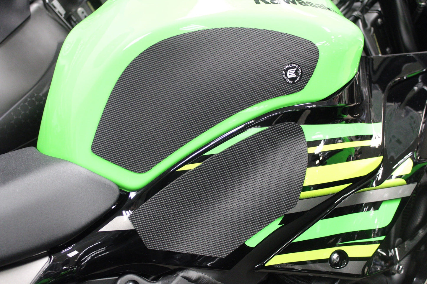 Eazi-Grip Black Tank Grips PRO for Kawasaki ZX-6R 2019-2025